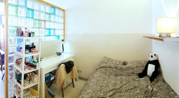 🛎 FR 🛎 Même le silence s’est endormi sur ce matelas moelleux. En face ? Une grande armoire en bois naturel, prête à avaler vos fringues avec dignité 🛎 NL 🛎 Zelfs een hyperactieve eekhoorn zou hier in slaap vallen. Het matras trekt je erin als drijfzand van comfort, en de kleerkast lijkt elk moment te kunnen beginnen praten over vintage truien🛎 EN 🛎 Silence, like in a movie scene. The mattress is the star. The wardrobe deserves an Oscar for Best Supporting Furniture.