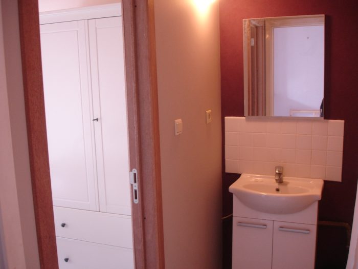 Lavabo à côté de la chambre