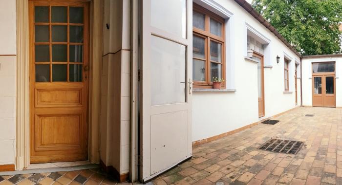 🧘🏽‍♀️ FR 🧘🏼‍♂️ À GAUCHE, LA PORTE DU STUDIO. LA COUR PEUT DEVENIR LE THÉÂTRE DE REPAS PARTAGÉS ET DE DÉTENTE AU RYTHME DES SAISONS

🏖️ NL ⛱️ LINKS, DE DEUR VAN DE STUDIO. DE BINNENPLAATS KAN HET TONEEL WORDEN VAN GEDEELDE MAALTIJDEN EN ONTSPANNING OP HET RITME VAN DE SEIZOENEN

🎉 EN 🎊 TO THE LEFT, THE STUDIO DOOR. THE COURTYARD CAN BECOME THE STAGE FOR SHARED MEALS AND RELAXATION TO THE RHYTHM OF THE SEASONS.