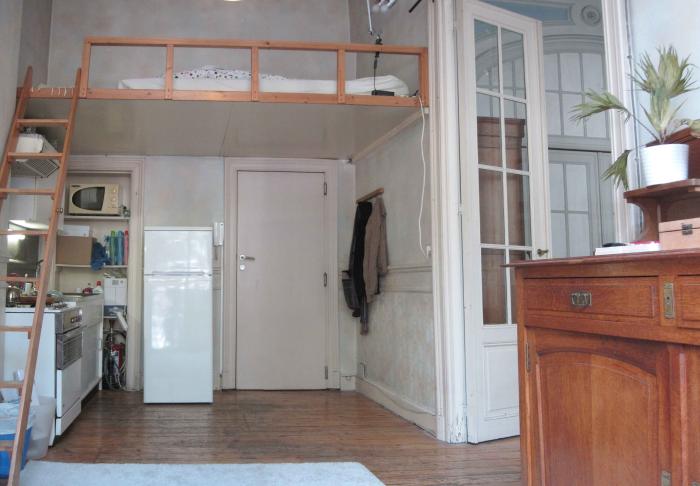 🎢 FR 🎡 Sous les hauts plafonds, la mezzanine élève vos nuits, pendant que la hotte fait le ménage en cuisine 🎡 NL🎢 Onder het hoge plafond tilt de mezzanine je nachten naar een hoger niveau, terwijl de dampkap zachtjes orde schept in de keuken 🎠EN🎢 Beneath the high ceilings, the mezzanine lifts your nights higher, while the hood quietly tidies up the kitchen.