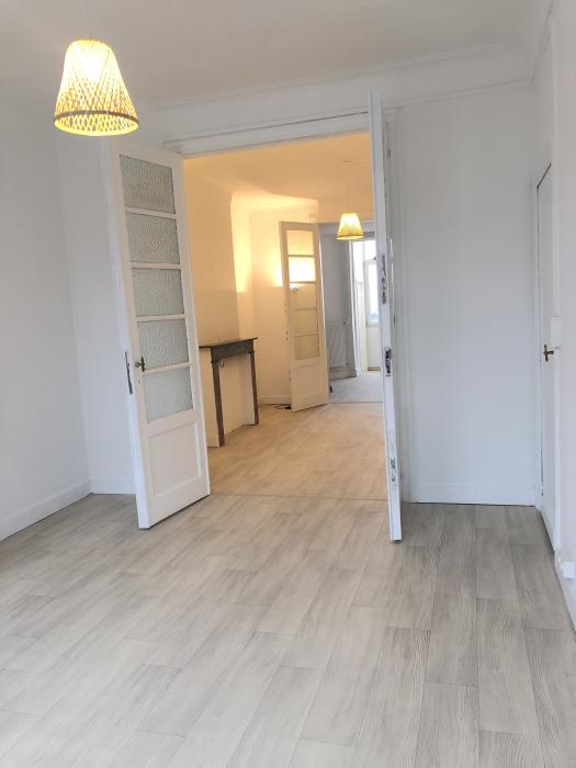 Quatre portes ouvertes, vue depuis la chambre vers le salon et au loin la cuisine :-)
