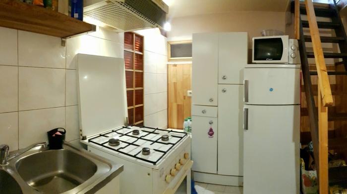 📊 FR 📊 La cuisine ? Tellement équipée que même le frigo se sent utile et profond. « Je refroidis donc je suis. » 📊 NL 📊 Je zou bijna denken dat je met zoveel apparatuur aan de slag gaat om te koken... maar hé, Uber Eats is slechts een klik verwijderd 📊 EN 📊 The kitchen oozes charm. It might roll its eyes if you microwave frozen lasagna.