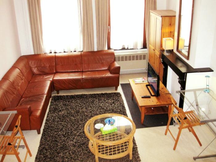 🔺♨️ FR 💢🔻 On se "tend" aux 2 bureaux pour se détendre dans le canapé en cuir véritable 🔺♨️ NL 💢🔻 "Zich inspannen" aan de 2 bureaus om te ontspannen op de sofa van echt leder 🔺♨️ EN 💢🔻 We "stretch out" at the 2 desks to relax on the genuine leather sofa.