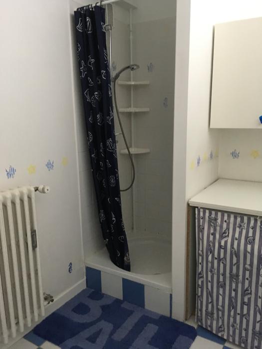 sdd avec lavabo et armoires