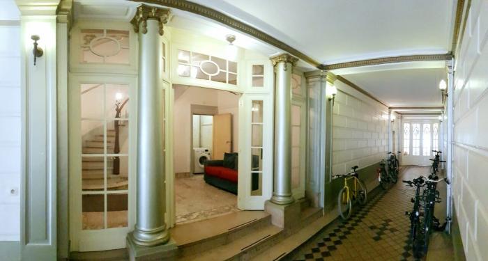 💛 FR 🧡 ESPACES PRESTIGIEUX ET PRATIQUES : LA LAVERIE 𝑶 € À GAUCHE, LE PARKING VÉLOS ET VOTRE STUDIO APRÈS LES PORTES AUX VITRAUX DU FOND ✴️ NL ☣️ PRESTIGIEUZE EN PRAKTISCHE RUIMTES: DE WASSERIJ 𝑶 € LINKS, DE FIETSENPARKING EN UW STUDIO ACHTER DE GLAS-IN-LOODDEUREN ACHTERAAN 🔶 EN 🟧 PRESTIGIOUS AND PRACTICAL SPACES: THE 𝑶 € LAUNDRY ON THE LEFT, THE BIKE PARKING AND YOUR STUDIO BEHIND THE STAINED-GLASS DOORS AT THE BACK.