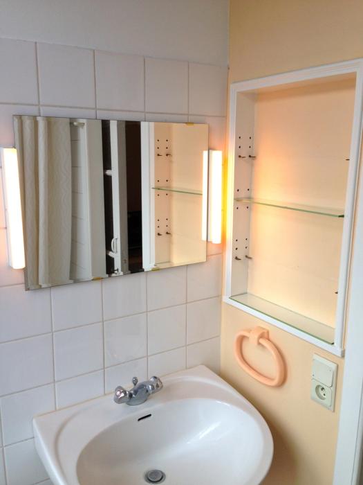 Lavabo en face de la baignoire
