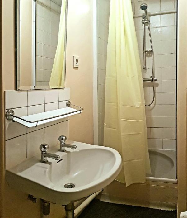 🐳 FR 🌊 C’EST UNE DOUCHE QUI DÉCIDE DE VIVRE SOLO : AU CHAUD, AU CALME, AU PLAISIR DE N’ÊTRE QU’ELLE
🧊 NL 💧DEZE DOUCHE KIEST ERVOOR OM ALLEEN TE LEVEN : IN DE WARMTE, IN DE RUST, IN HET GENOEG OM GEWOON ZICHZELF TE ZIJN
💦 EN 🐋 THIS SHOWER CHOOSES TO LIVE SOLO : IN WARMTH, IN SILENCE, IN THE SIMPLE PLEASURE OF BEING ITSELF.