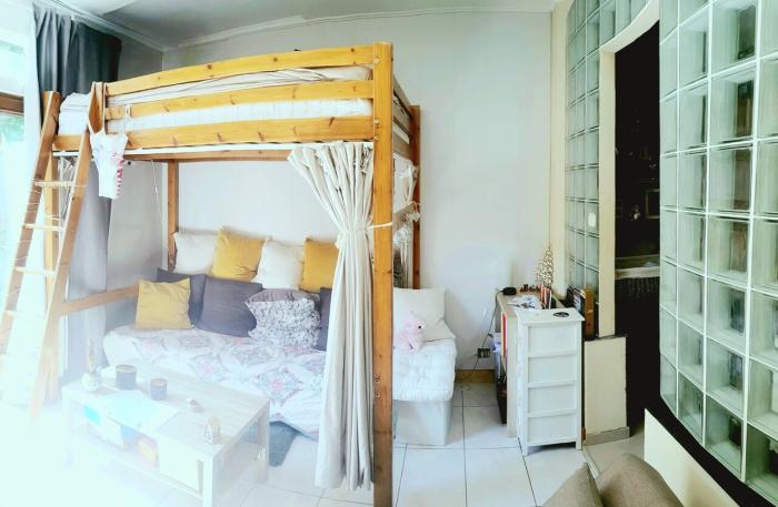 On dort en alternance en haut ou en bas, seul, à deux, à trois ou même à quatre. Drôlement pratique de ne pas envoyer ses proches à l’hôtel ⟢⟡⟣ ⟢⟡⟣ Je slaapt afwisselend boven of beneden, alleen of met maximaal vier personen. Het is echt handig om je familie niet naar een hotel te sturen ⟢⟡⟣ ⟢⟡⟣ You can sleep up or down, alone or with up to four people. It's really convenient not to send your family to a hotel.