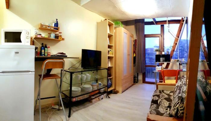 📚 FR 🎯 ICI, LE TRAVAIL DANSE AVEC LA PAIX : ON DÉPLIE SES IDÉES COMME DES TAPIS DE MÉDITATION, ON SE POSE, ON RÉFLÉCHIT, ON SOURIT
🧘‍♀️ NL 🧘🏼‍♂️ HIER DANST HET WERK MET DE VREDE : MEN VOUWT ZIJN GEDACHTEN UIT ALS MEDITATIEKLEDEREN, MEN RUST UIT, DENKT NA, EN LACHT ZACHT
📖 EN 🛋️ HERE, WORK DANCES WITH PEACE : THOUGHTS UNFOLD LIKE MEDITATION MATS, WE PAUSE, WE THINK, WE SMILE.