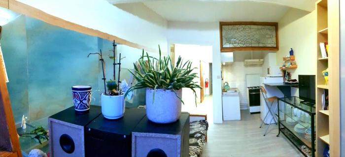 🥕 FR 🌽 Un coin cuisine en retrait… parce que même les casseroles ont besoin d’un peu d’intimité 🌶 NL 🍉 Een keukent apart... want zelfs de pannen hebben af en toe behoefte aan privacy! 🍳EN 🥘 A tucked-away kitchen corner... because even the pots need their private moments.