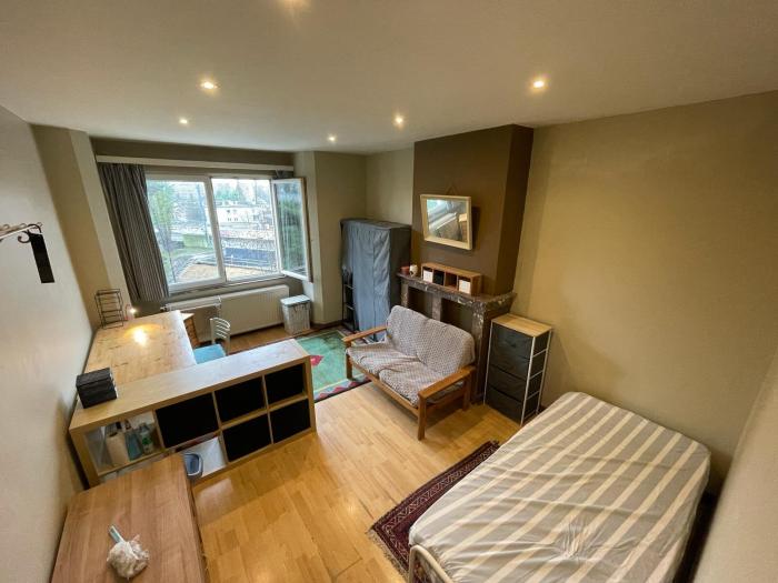 Room in owner's house 30 m² in Brussels Ixelles : cimetiere
