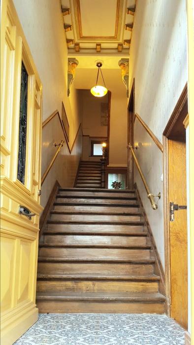 Le&#x20;hall&#x20;d&#x27;entr&#x00E9;e&#x20;illustre&#x20;bien&#x20;la&#x20;douceur&#x20;de&#x20;vivre&#x20;dans&#x20;la&#x20;r&#x00E9;sidence&#x20;datant&#x20;de&#x20;&quot;La&#x20;Belle&#x20;Epoque&quot;&#x20;&#x1F48E;&#x20;De&#x20;hal&#x20;illustreert&#x20;de&#x20;zachte&#x20;manier&#x20;van&#x20;leven&#x20;in&#x20;de&#x20;residentie,&#x20;die&#x20;dateert&#x20;uit&#x20;&quot;La&#x20;Belle&#x20;Epoque&quot;&#x20;&#x1F3BC;&#x20;The&#x20;entrance&#x20;hall&#x20;illustrates&#x20;well&#x20;the&#x20;sweetness&#x20;of&#x20;life&#x20;in&#x20;the&#x20;residence&#x20;dating&#x20;from&#x20;&quot;La&#x20;Belle&#x20;Epoque&quot;.