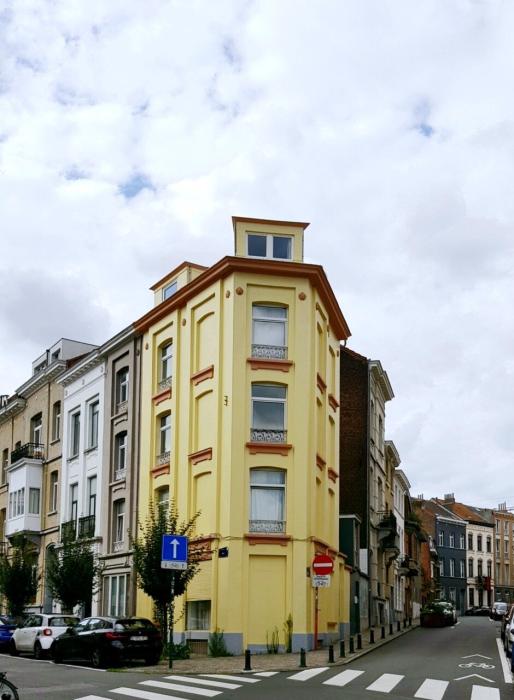 🧗‍♀️ FR 🏡 Sortir du lot, ici, ne se fait pas en fanfare : c’est une ascension discrète, progressive… étalée sur toute la surface du 2e étage 🐣 NL 🐥 Uitblinken is een langzame evolutionaire weg, die vergemakkelijkt wordt op de hele 2de verdieping 🌕 EN 🏵️ No trumpets needed here: just a subtle evolution that claims every inch of the second floor, like confidence in slow motion.