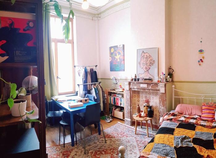 🌝 FR🌛 RIDEAUX OPAQUES, MATELAS NUAGE ET CHALEUR DOUCE… ON DORT COMME SI DEMAIN N’ÉTAIT PAS URGENT 🌜NL 🌕 VERDUISTERENDE GORDIJNEN, EEN WOLK VAN EEN MATRAS EN ZACHTE WARMTE… SLAPEN ALSOF MORGEN NIET BELANGRIJK IS 🌓EN 🌖 BLACKOUT CURTAINS, A CLOUD-SOFT MATTRESS AND GENTLE WARMTH…YOU SLEEP AS IF TOMORROW WEREN’T URGENT.