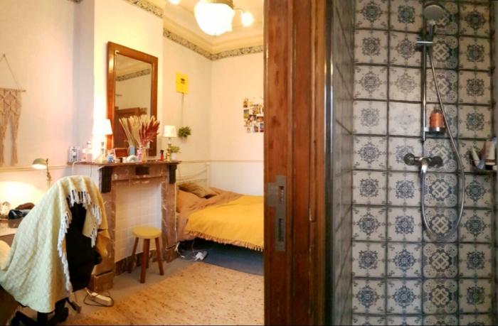 💨𝑭𝑹 🛁 Le lit te murmure "reste encore un peu", la douche répond "viens, je chauffe déjà" 💃 𝑵𝑳 🚿 Het bed fluistert: "blijf nog even", de douche antwoordt: "kom maar, ik warm al op 💦 𝑬𝑵💧The bed whispers: "stay a little longer",
the shower replies: "come on in, I’m already warming up.