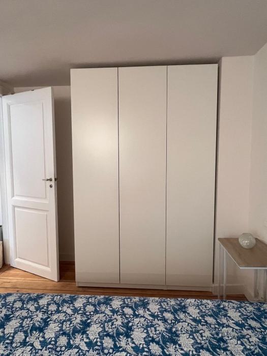 Room 1B