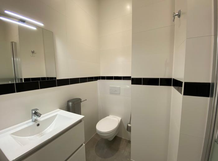 Flagey 02 bathroom