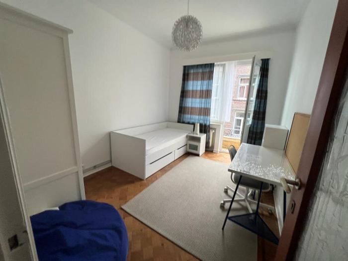 Petite chambre avec petit espace extérieur