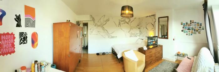 La commode à droite et la garde-robe offrent un volume de rangement important 🍀 De ladekast rechts en de kledingkast bieden voldoende opbergruimte ☘️ The chest of drawers and the wardrobe opposite provide ample storage space.