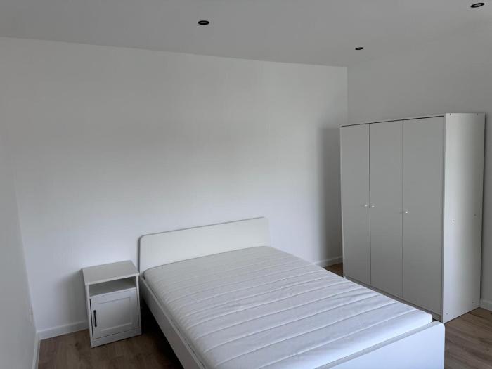 chambre entièrement meublée