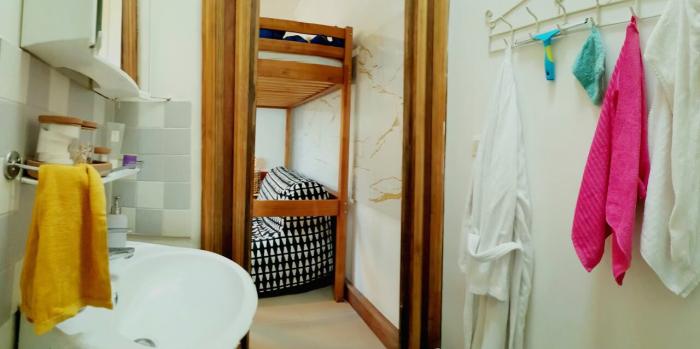 ☸️ FR ✡️ Un espace cosy où le miroir reflète un rituel entre soi et soi, un lavabo où s’évanouissent les traces de la veille. Ils préparent les reflets d’un jour nouveau
✡️ NL 🔯 Een gezellige ruimte waar de spiegel een ritueel weerspiegelt tussen zichzelf en zichzelf, een gootsteen waar sporen van de dag ervoor verdwijnen. Ze bereiden de reflecties van een nieuwe dag voor
☯️ EN ☮️ A porcelain sink and a mirror-door cabinet, the perfect pair for bright ideas in this cozy shower room.