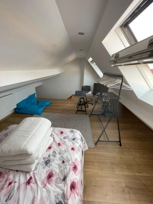 Chambre longue et spacieuse