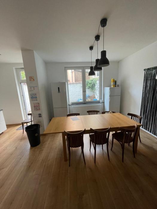 Grande table et cour extérieur