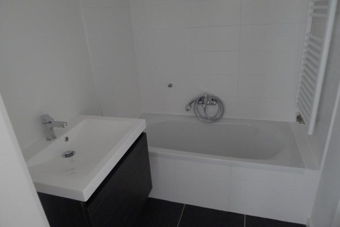 Baignoire lavabo et wc à droit