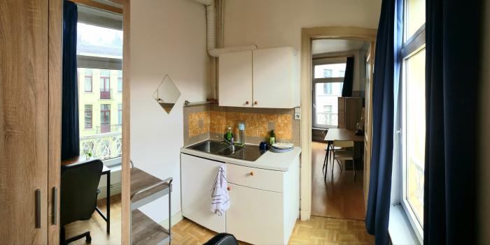 🍕FR 🥮 La cuisine s’étire le long de chaque côté du mur, guidant les mains, les habitudes et parfois même les souvenirs 🍳 NL 🥘 De keuken vloeit langs beide zijden van de muur, als een stille gids voor handen, rituelen en vergeten momenten 🌮 EN 🥟 The kitchen unfolds on either side of the wall, quietly leading gestures, routines, and the occasional memory.