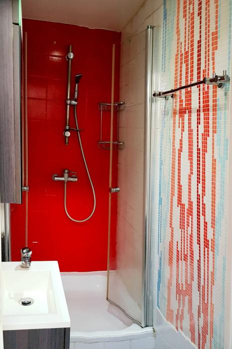 🚒  FR ⛽️ 𝙎𝙖𝙡𝙡𝙚 𝙙𝙚 𝙙𝙤𝙪𝙘𝙝𝙚 𝙚𝙨𝙩 "𝙝𝙤𝙩", 𝙖𝙪𝙩𝙖𝙣𝙩 𝙦𝙪𝙚 𝙡𝙖 𝙘𝙪𝙞𝙨𝙞𝙣𝙚 🌹 NL 🌺 𝘿𝙚 𝙙𝙤𝙪𝙘𝙝𝙚𝙧𝙪𝙞𝙢𝙩𝙚 𝙞𝙨 𝙣𝙚𝙩 𝙯𝙤 "𝙝𝙤𝙩" 𝙖𝙡𝙨 𝙙𝙚 𝙠𝙚𝙪𝙠𝙚𝙣 🚨 EN 🥫 𝙎𝙝𝙤𝙬𝙚𝙧 𝙧𝙤𝙤𝙢 𝙖𝙨 "𝙝𝙤𝙩" 𝙖𝙨 𝙩𝙝𝙚 𝙠𝙞𝙩𝙘𝙝𝙚𝙣.