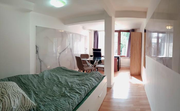 🔶 FR 🔶 𝑪𝒆 𝒍𝒊𝒆𝒖 𝒎𝒖𝒓𝒎𝒖𝒓𝒆 𝒂̀ 𝒍’𝒂̂𝒎𝒆 𝒒𝒖𝒆 𝒍𝒆 𝒕𝒆𝒎𝒑𝒔 𝒏’𝒆𝒔𝒕 𝒒𝒖’𝒖𝒏 𝒑𝒂𝒔𝒔𝒂𝒈𝒆, 𝒂𝒍𝒐𝒓𝒔 𝒒𝒖’𝒊𝒄𝒊 𝒕𝒐𝒖𝒕 𝒓𝒆𝒔𝒕𝒆
🔶 NL 🔶 𝑫𝒆𝒛𝒆 𝒑𝒍𝒆𝒌 𝒇𝒍𝒖𝒊𝒔𝒕𝒆𝒓𝒕 𝒅𝒆 𝒛𝒊𝒆𝒍 𝒕𝒐𝒆 𝒅𝒂𝒕 𝒕𝒊𝒋𝒅 𝒔𝒍𝒆𝒄𝒉𝒕𝒔 𝒆𝒆𝒏 𝒑𝒂𝒔𝒔𝒂𝒈𝒆 𝒊𝒔, 𝒕𝒆𝒓𝒘𝒊𝒋𝒍 𝒉𝒊𝒆𝒓 𝒂𝒍𝒍𝒆𝒔 𝒃𝒍𝒊𝒋𝒇𝒕
🔶 EN 🔶 𝑻𝒉𝒊𝒔 𝒑𝒍𝒂𝒄𝒆 𝒘𝒉𝒊𝒔𝒑𝒆𝒓𝒔 𝒕𝒐 𝒕𝒉𝒆 𝒔𝒐𝒖𝒍 𝒕𝒉𝒂𝒕 𝒕𝒊𝒎𝒆 𝒊𝒔 𝒃𝒖𝒕 𝒂 𝒑𝒂𝒔𝒔𝒊𝒏𝒈, 𝒘𝒉𝒊𝒍𝒆 𝒉𝒆𝒓𝒆 𝒂𝒍𝒍 𝒓𝒆𝒎𝒂𝒊𝒏𝒔.