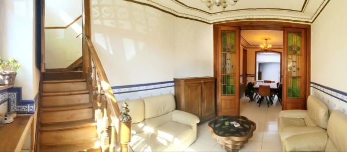 😍 𝑭𝑹 🥰 Un salon si cosy que même les fauteuils se font des câlins et hop, la salle-à-manger enchaîne 🤩 𝑵𝑳 😂 Een salon zo warm dat de zetels je knuffelen, gevolgd door de eetkamer, natuurlijk 🥳 𝑬𝑵 😎 A living room so warm, the armchairs practically hug you, then it’s straight to the dining room.