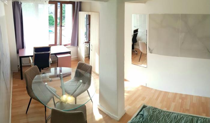 🔸FR🔸 𝗕𝘂𝗿𝗲𝗮𝘂 𝗲𝗻 𝗟 pour « Lancer tes projets » 
et « Lever les yeux vers l’horizon » 
🔸NL🔸 𝗟-𝘃𝗼𝗿𝗺𝗶𝗴 𝗯𝘂𝗿𝗲𝗮𝘂 om je plannen te Lanceren en tegelijk je blik te Liften naar de horizon 
🔸EN🔸 𝗟-shaped desk to Launch your goals
and Lift your eyes to the future.