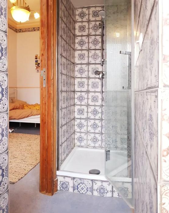 💨𝑭𝑹 🛁 Le lit te supplie "reste encore un peu", tandis que la douche te crie "viens, je chauffe déjà" ♨️ 𝑵𝑳 ❤️🔥 Het bed smeekt je: “blijf nog even,” terwijl de douche roept: “kom maar, ik ben al warm!” 💦 𝑬𝑵💧The bed begs you, “stay a little longer,” while the shower shouts, “come on, I’m already warm!”