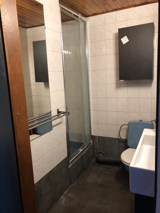 Salle de bain avec toilettes