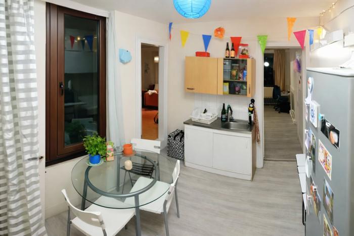 🥮 FR 🌰 VU DEPUIS LA CUISINE, L’ENSEMBLE RACONTE UNE BELLE HARMONIE : DEUX CHAMBRES DISTINCTES, UN ÉQUILIBRE ENTRE PARTAGE ET RETRAIT. 🫑 NL 🥬 GEZIEN VANUIT DE KEUKEN VERTELT HET GEHEEL EEN MOOIE HARMONIE: IN PERFECT EVENWICHT TUSSEN VERBONDENHEID EN INTIMITEIT 🍿 EN 🍟 SEEN FROM THE KITCHEN, THE WHOLE SPACE REVEALS A BEAUTIFUL HARMONY: TWO DISTINCT BEDROOMS, BALANCING TOGETHERNESS AND PRIVACY.