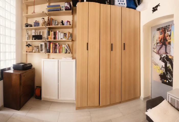 📍 FR 📌 À L’OMBRE DES ÉTAGÈRES, UN DEUXIÈME BUREAU TROUVE NATURELLEMENT SA PLACE, COMME UNE RÉPONSE SUBTILE AUX BESOINS D’UN ESPACE POLYVALENT 🗂️ NL 📒 IN DE SCHADUW VAN DE BOEKENREK VINDT EEN TWEEDE BUREAU ZIJN PLAATS, ALS EEN SUBTIEL ANTWOORD OP DE BEHOEFTEN VAN EEN POLYVALENTE RUIMTE 💡 EN 🕯️ IN THE SHADOW OF THE SHELVES, A SECOND DESK NATURALLY FINDS ITS PLACE, AS A SUBTLE RESPONSE TO THE NEEDS OF A VERSATILE SPACE.