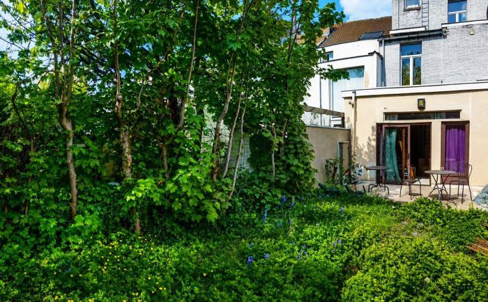 🌳 FR 💚 LE JARDIN PRIVATIF CACHE EN SON FOND UN CHALET À DEUX NIVEAUX, CARRELÉ ET ÉLECTRIFIÉ, COMME SI LE PAYSAGE AVAIT DÉCIDÉ D’Y AJOUTER UNE DEUXIÈME HISTOIRE 🥬 NL 🦖 DE TUIN PRIVÉ, VERBERGT ACHTERAAN EEN CHALET OP TWEE NIVEAUS, BETEGELD EN VOORZIEN VAN ELEKTRICITEIT, ALSOF HET LANDSCHAP HAD BESLOTEN ER EEN TWEEDE VERHAAL AAN TOE TE VOEGEN 🥦 EN   THE PRIVATE GARDEN CONCEALS AT ITS FAR END A TWO-LEVEL CHALET, TILED AND ELECTRIFIED, AS IF THE LANDSCAPE HAD DECIDED TO ADD A SECOND STORY TO IT.
