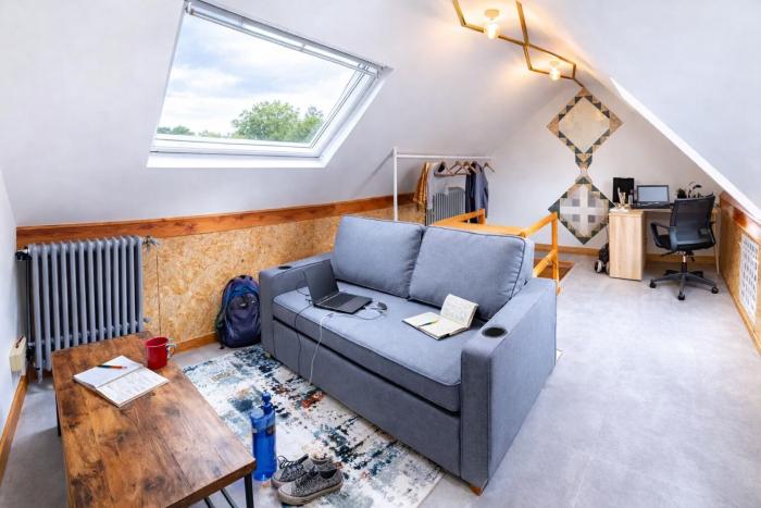 💙 FR 💛 VOLETS ÉLECTRIQUES MODULABLES À L’ÉTAGE SUPÉRIEUR.
PLACARDS INTÉGRÉS DES DEUX CÔTÉS 🩵 NL 💜 VERSTELBARE ELEKTRISCHE ROLLUIKEN BOVEN. INGEBOUWDE KASTEN AAN BEIDE ZIJDEN 🧡 EN 🩷 ADJUSTABLE ELECTRIC SHUTTERS UPSTAIRS. BUILT-IN WARDROBES ON BOTH SIDES.