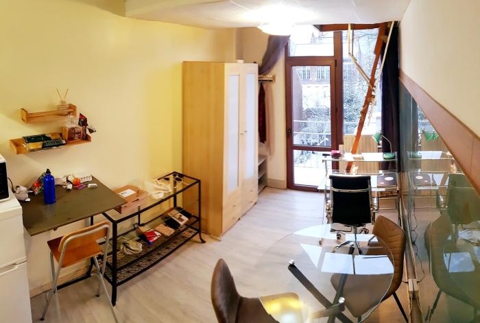 😎 FR🍷 Ici, on ne choisit pas entre prendre l’air sur son balcon et planer sur la mezzanine… on fait les deux 🍷NL 😎 Hier hoef je niet te kiezen tussen frisse lucht op je balkon en wegdromen op de mezzanine… je doet het gewoon allebei 😎 EN 🍷Here, you don’t have to choose between fresh air on the balcony and floating on the mezzanine… you simply enjoy both!