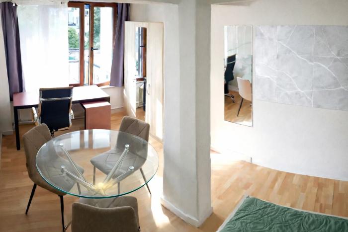 🔸FR🔸 𝗕𝘂𝗿𝗲𝗮𝘂 𝗲𝗻 𝗟 pour « Lancer tes projets » 
et « Lever les yeux vers l’horizon » 
🔸NL🔸 𝗟-𝘃𝗼𝗿𝗺𝗶𝗴 𝗯𝘂𝗿𝗲𝗮𝘂 om je plannen te Lanceren en tegelijk je blik te Liften naar de horizon 
🔸EN🔸 𝗟-shaped desk to Launch your goals
and Lift your eyes to the future.