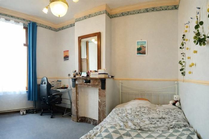 🧘‍♂️ 𝑭𝑹  💭 Là où le bureau lance les idées, la cheminée garde l’ardeur, et le lit recueille les derniers feux 🧘🏻‍♀️ 𝑵𝑳  💭 Daar waar het bureau de ideeën lanceert, bewaart de haard het vuur, en vangt het bed de laatste gloed op. 🧘🏼  𝑬𝑵  💭  Where the desk launches ideas, the fireplace holds the fire, and the bed gathers the final glow.