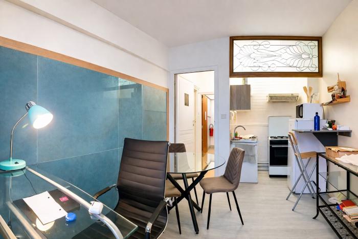 🥕 FR 🌽 Un coin cuisine en retrait… parce que même les casseroles ont besoin d’un peu d’intimité 🌶 NL 🍉 Een keukent apart... want zelfs de pannen hebben af en toe behoefte aan privacy! 🍳EN 🥘 A tucked-away kitchen corner... because even the pots need their private moments.