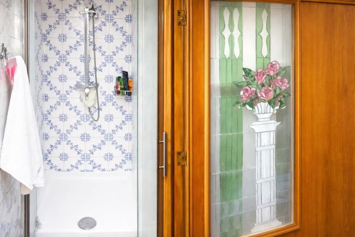 ✳️ FR ❇️ Une salle d’eau intime et apaisante, où chaleur et lumière s’entrelacent. Douche, lavabo, WC s'inscrivent dans un décor d’une beauté rare 🦋 NL 🩵 Een intieme, rustgevende badkamer waar warmte en licht in elkaar overvloeien.
Douche, wastafel en toilet vormen samen een ruimte van pure elegantie ✴️ EN ☢️ An intimate oasis of calm, where warmth meets light. The shower, sink, and toilet are part of a setting of rare refinement.
