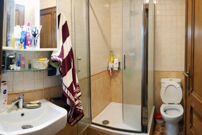 🚾 FR 🚻 Oui, c’est une salle de douche privée. Oui, elle a toutes les ambitions qu’il faut. Non, vous n’aurez plus envie d’en sortir 🌧 NL ⛑️ Ja, het is een privé badkamer. Ja, met grootse ambities. Nee, je wil er straks niet meer uit  🚿EN 💦 Yes, it’s a private shower room. Yes, it’s got big ambitions. No, you won’t want to leave it.