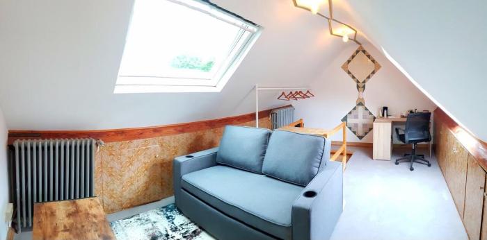 💙 FR 💛
LE DEUXIÈME NIVEAU DÉVOILE UN ESPACE INTIME ET MODULABLE : DE CHAQUE CÔTÉ DES PAROIS, DES PLACARDS INTÉGRÉS OPTIMISENT INTELLIGEMMENT LE RANGEMENT

🩵 NL 💜
HET TWEEDE NIVEAU ONTHULT EEN INTIEME EN FLEXIBELE RUIMTE: AAN BEIDE ZIJDEN VAN DE WANDEN BEVINDEN ZICH INGEBOUWDE KASTEN

🧡 EN 🩷
THE SECOND LEVEL REVEALS AN INTIMATE AND FLEXIBLE SPACE: ON BOTH SIDES OF THE WALLS, BUILT-IN WARDROBES PROVIDE SMART STORAGE SOLUTIONS.