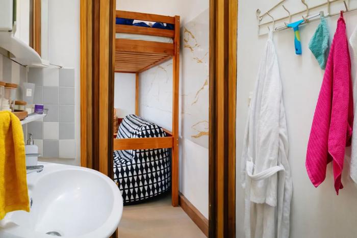 ☸️ FR ✡️ Un espace cosy où le miroir reflète un rituel entre soi et soi, un lavabo où s’évanouissent les traces de la veille. Ils préparent les reflets d’un jour nouveau 
✡️ NL 🔯 Een gezellige ruimte waar de spiegel een ritueel weerspiegelt tussen zichzelf en zichzelf, een gootsteen waar sporen van de dag ervoor verdwijnen. Ze bereiden de reflecties van een nieuwe dag voor 
☯️ EN ☮️ A porcelain sink and a mirror-door cabinet, the perfect pair for bright ideas in this cozy shower room.