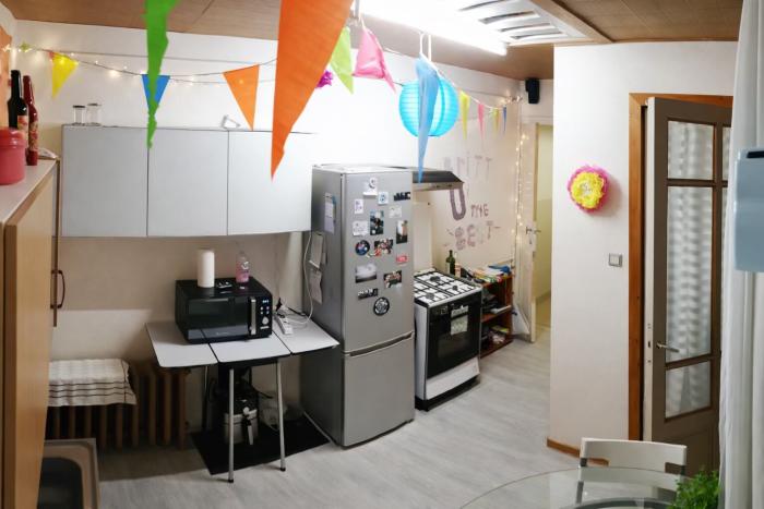 🦚 FR 🐦‍🔥 UN COIN REPAS SYMPA POUR DEUX ÉTUDIANTES, AVEC ACCÈS VERS LA TERRASSE DE TOIT 🕊️ NL 🦋 EEN LEUKE EETHOEK VOOR TWEE STUDENTES, MET TOEGANG NAAR EEN DAKTERRAS 🦋 EN 🦩 A LOVELY DINING SPOT FOR TWO FEMALE STUDENTS, WITH ACCESS TO THE ROOFTOP TERRACE.