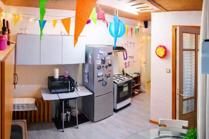 🦚 FR 🐦‍🔥 UN COIN REPAS SYMPA POUR DEUX ÉTUDIANTES, AVEC ACCÈS VERS LA TERRASSE DE TOIT 🕊️ NL 🦋 EEN LEUKE EETHOEK VOOR TWEE STUDENTES, MET TOEGANG NAAR EEN DAKTERRAS 🦋 EN 🦩 A LOVELY DINING SPOT FOR TWO FEMALE STUDENTS, WITH ACCESS TO THE ROOFTOP TERRACE.