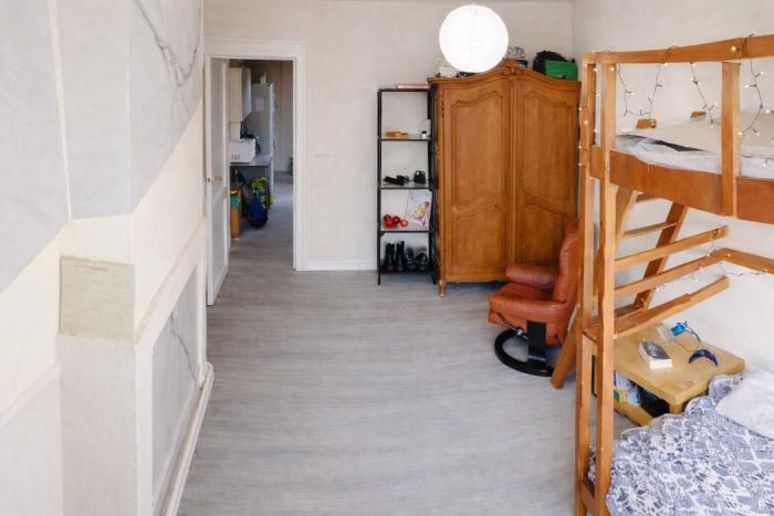 🈸 FR 🉑 UNE CHAMBRE REMISE À NEUF, BIEN ISOLÉE, ET DÉJÀ HABILLÉE POUR RECEVOIR ☯️ NL 🔯 EEN VOLLEDIG OPGEFRISTE KAMER, GOED GEÏSOLEERD EN AL HELEMAAL KLAAR OM JE TE VERWELKOMEN 🈳 EN 🈂️ A BEAUTIFULLY REFRESHED ROOM, WELL INSULATED AND ALREADY DRESSED TO WELCOME YOU.